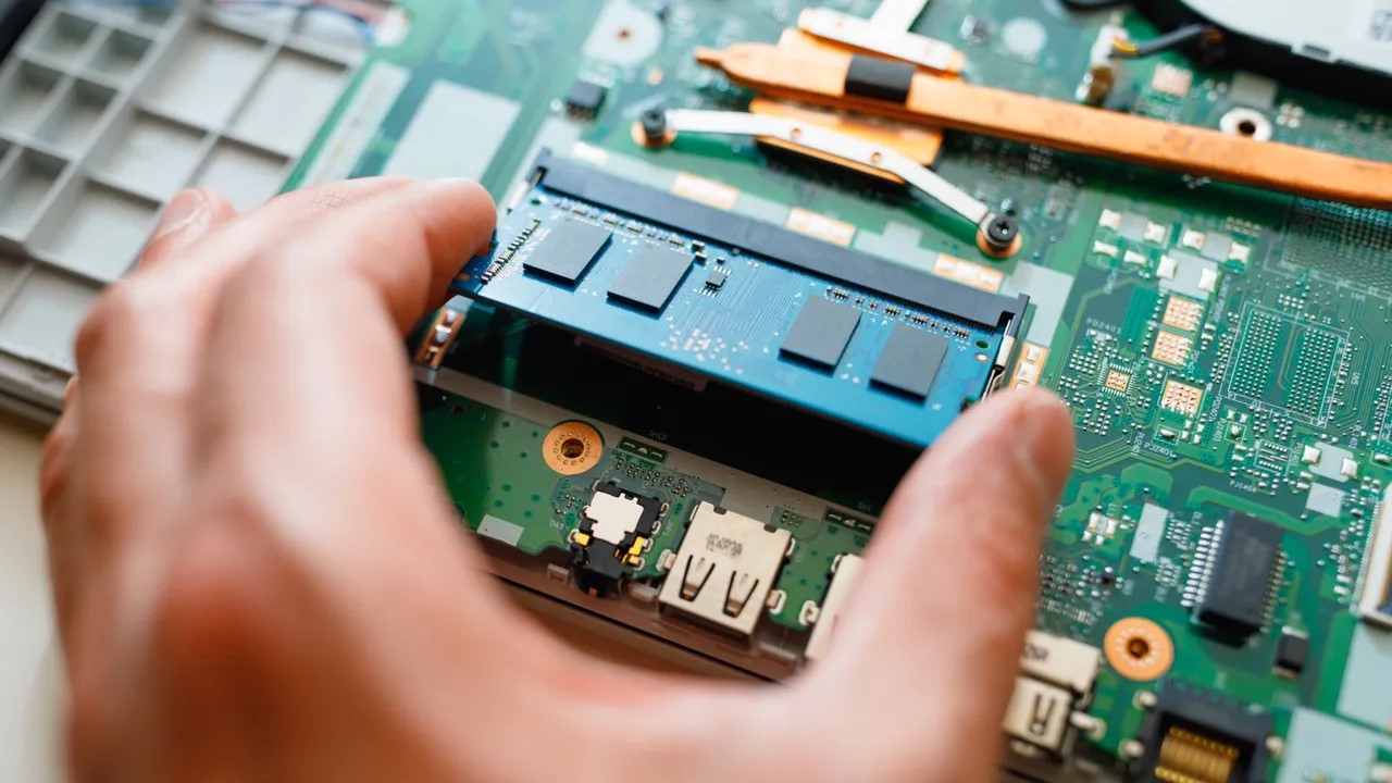 حافظه RAM لپ‌تاپ چیست و چرا در سرعت سیستم اهمیت دارد؟