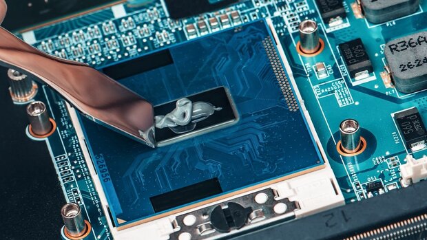 اهمیت خمیر سیلیکون در لپ‌تاپ و علائم خشک شدن آن